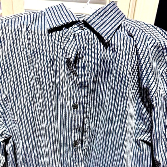✨ Vintage Charm Meets Modern Elegance – Michael Kors Men’s Striped Dress Shirt ✨ - Picture 2 of 14